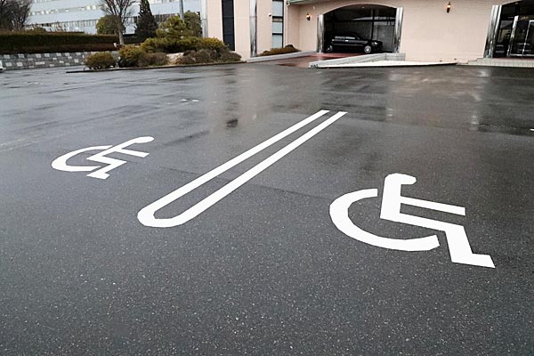 車椅子用駐車スペース